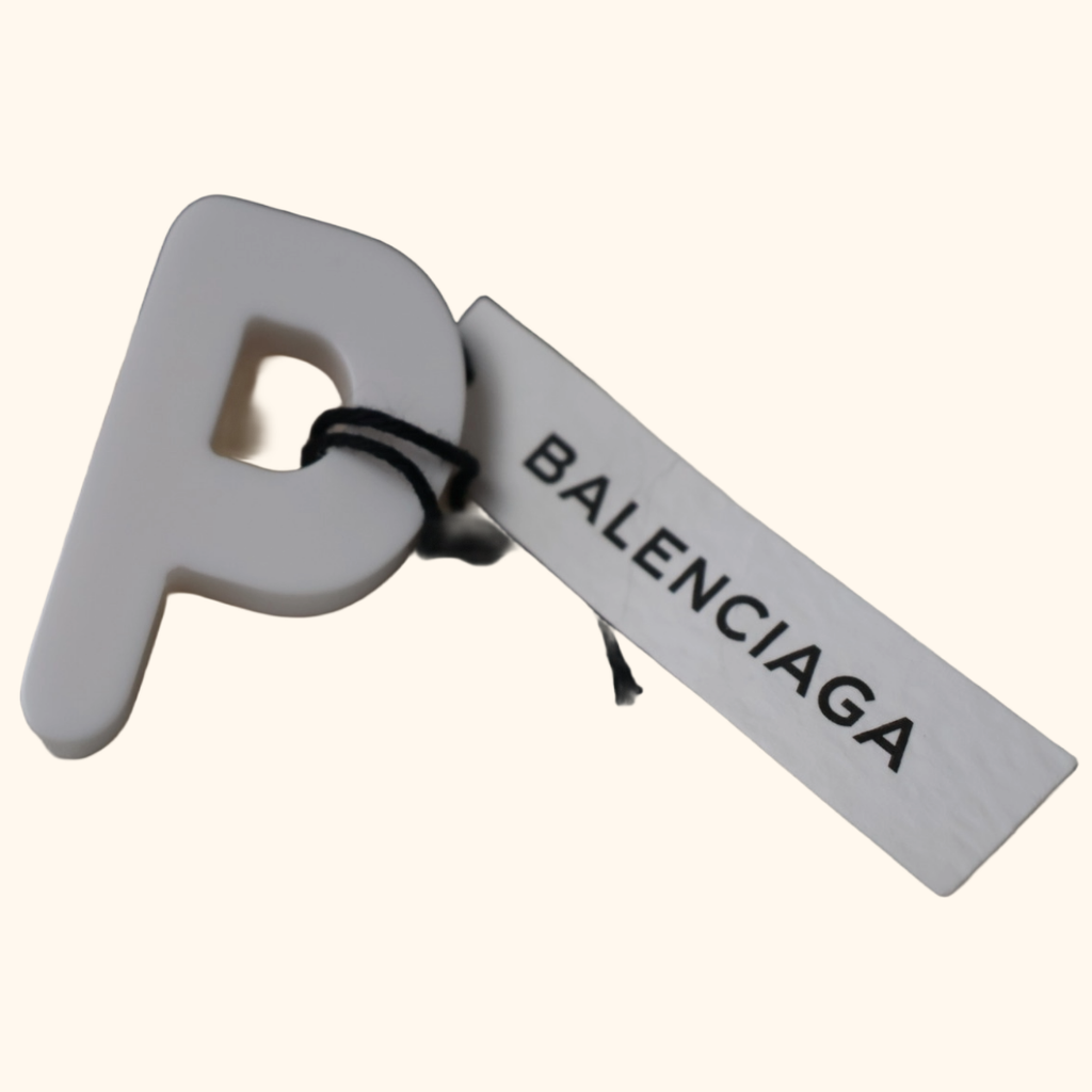 Magnetic letter P single earing