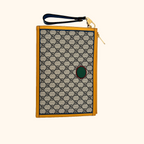 Gucci gg supreme clutch